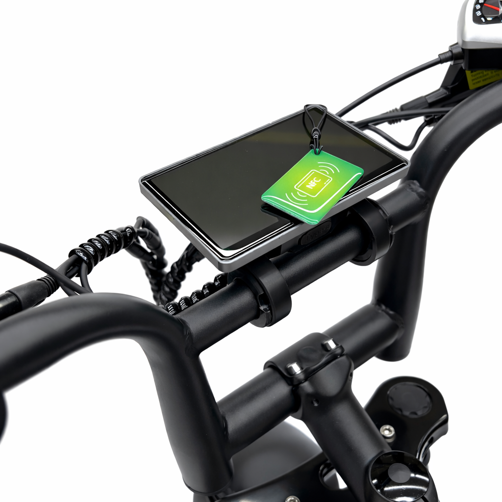 Molenstraat Fatbikes DAPPER electric bike handlebar with mounted LCD display and green NFC key tag